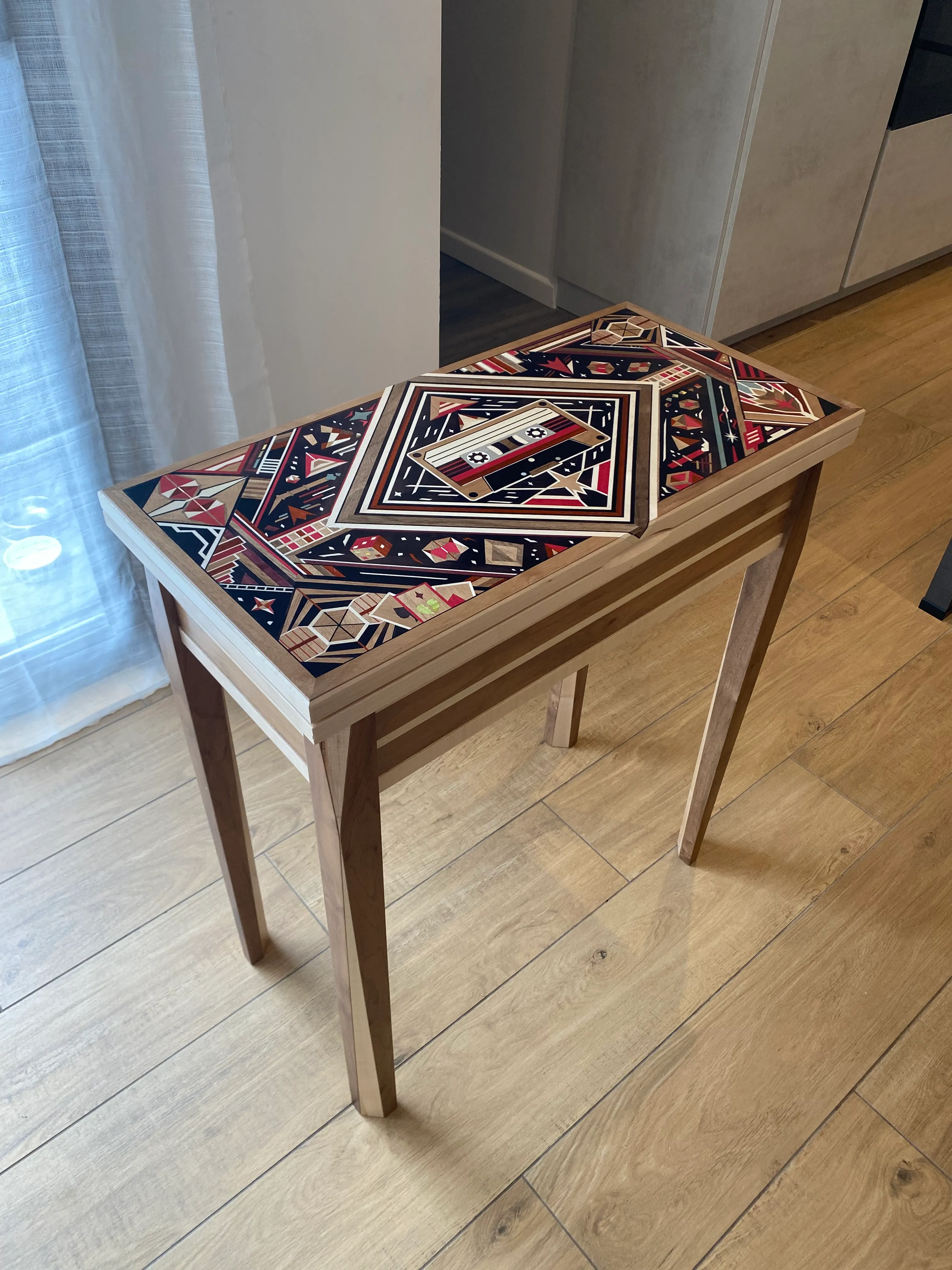 Table Guardian — détail marqueterie