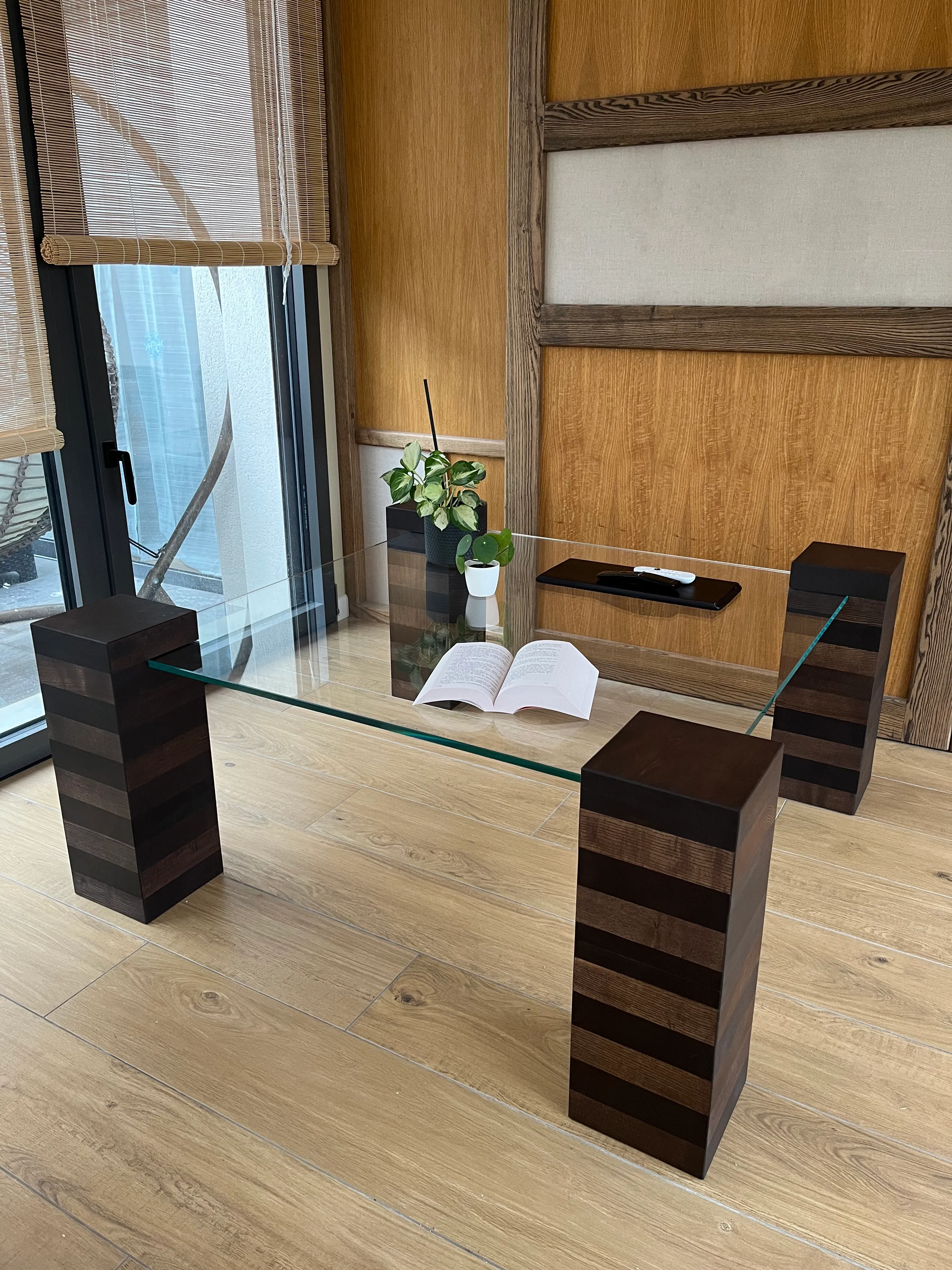 Table basse — plateau noyer et frêne, verre 100×100